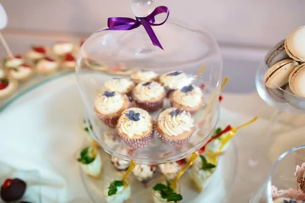 Свадебные Десертные Торты Сладкие Кексы Вкусного Цвета Украшенные Взбитым Фиолетовым — стоковое фото