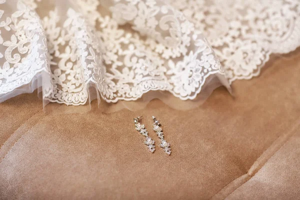 白いレース ファッションアクセサリー ウェディングジュエリーを持つ花嫁のためのイヤリング — ストック写真