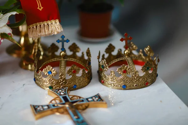 Goldene Kronen Und Trauringe Altar Der Kirche Beim Hochzeitspaar Traditionelle — Stockfoto