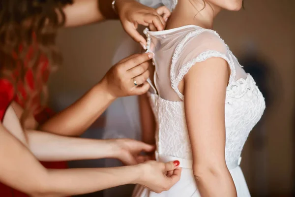 Bridesmaid Preparing Bride Wedding Day Helps Fasten Wedding Dress Bride — Photo