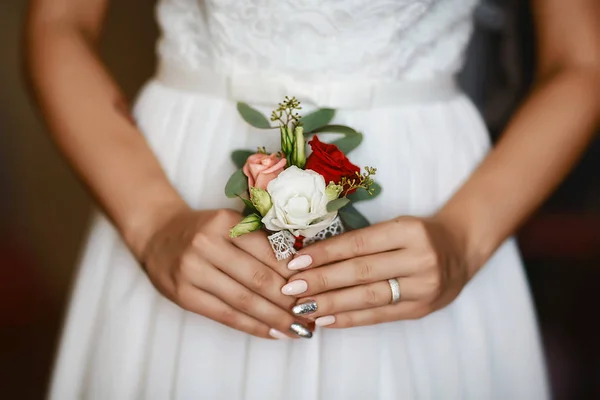 花嫁の結婚指輪に白 ピンク 赤のバラと美しい繊細な花の結婚式の花束 — ストック写真