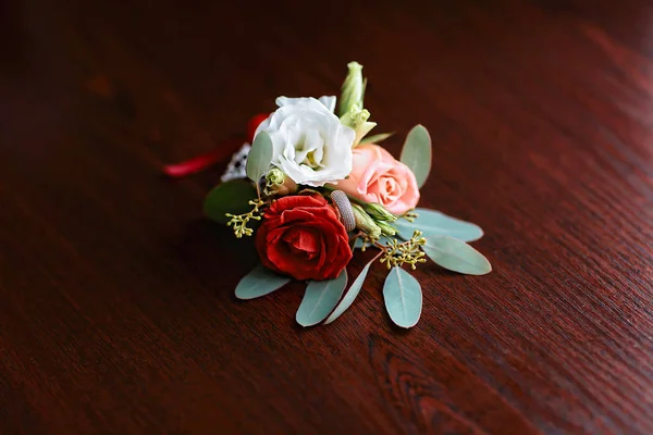 Bruiloft Accessoires Van Budo Van Rode Witte Roze Bloemen Voor — Stockfoto