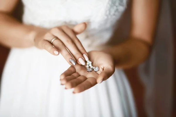 Bruiloft Oorbellen Aan Een Bruids Hand Ochtend Bruid Sieraden Accessoires — Stockfoto