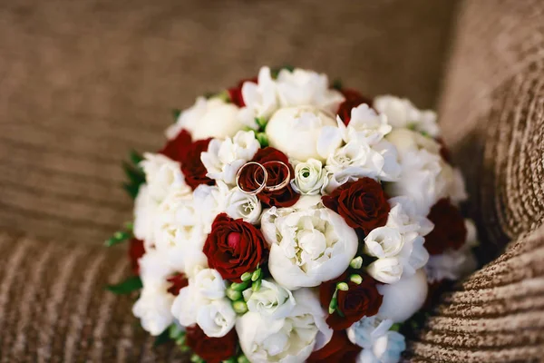 Mooie Bruiloft Boeket Met Witte Paarse Bloemen Trouwringen — Stockfoto