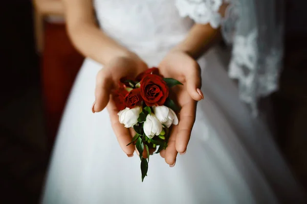 花嫁の手に赤と白の花と美しい繊細な結婚式の花束 — ストック写真