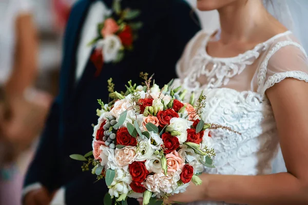 繊細なピンク ドレスや衣装で花嫁の手の中に緑の葉と白い花と結婚花束 — ストック写真