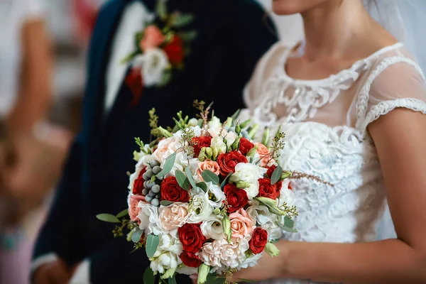 Ramo Bodas Con Delicadas Flores Rosas Blancas Blancas Con Hojas — Foto de Stock