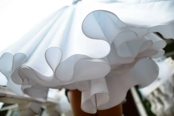 下から壮大なウェディングドレス 花嫁の朝を見てください — ストック写真