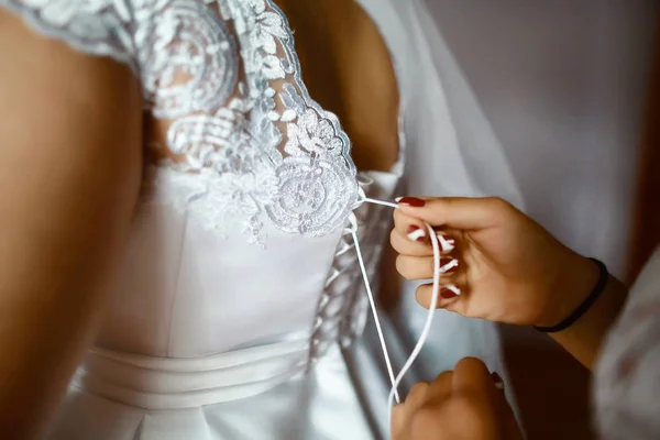 Brautjungfer Bereitet Braut Für Den Hochzeitstag Hilft Befestigen Ein Brautkleid — Stockfoto