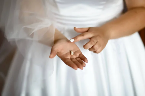 Brincos Casamento Uma Mão Nupcial Manhã Noiva Acessórios Jóias Conceito — Fotografia de Stock