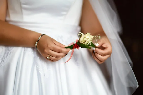 Güzel Kırmızı Beyaz Çiçekli Bir Düğün Buketi Dantelli Gelinin Alyansının — Stok fotoğraf