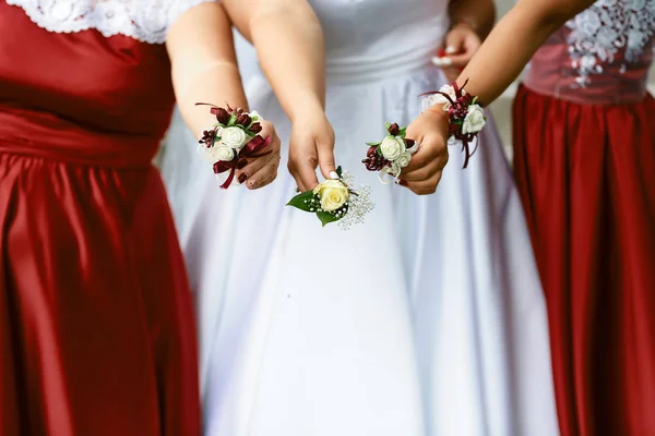 Hermosa Buey Boda Con Flores Rojas Blancas Manos Novia Novia — Foto de Stock