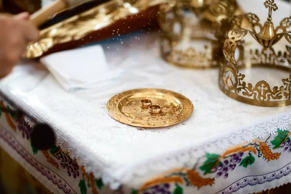 Arany Jegygyűrűk Közel Oltár Templomban Esküvő Pár Hagyományos Vallási Esküvő — Stock Fotó