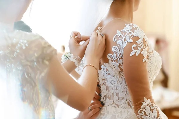 Wunderschöne Blonde Braut Weißen Luxuskleid Bereitet Sich Auf Die Hochzeit — Stockfoto