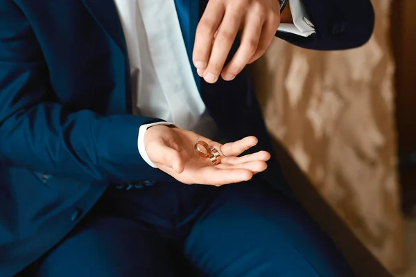 Stylish Bridegroom Dark Blue Suit Suit Tosses Wedding Gold Rings — Stock Photo, Image