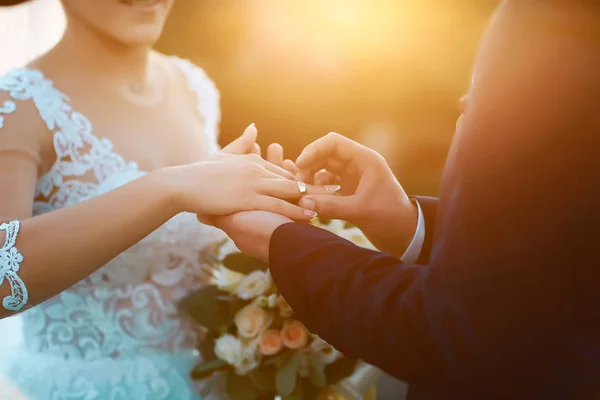 新郎は花嫁を指環に乗せます 日没の美しい結婚式 ウェディングウェア アクセサリー — ストック写真