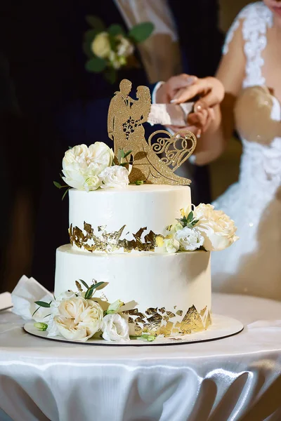 Couple Hands Corte Bodas Cake Concepto Adaptación —  Fotos de Stock