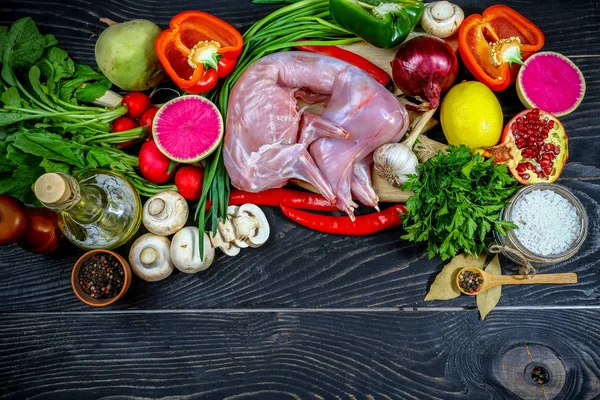 Kochen Von Rohen Ganzen Kaninchen Mit Gemüse Auf Dunklem Holzgrund — Stockfoto