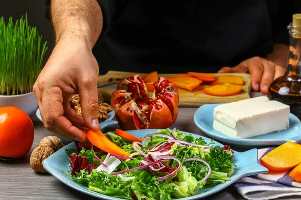 Närbild Kock Händer Förbereda Sallad Med Persimon Granatäpple Nötter Och — Stockfoto