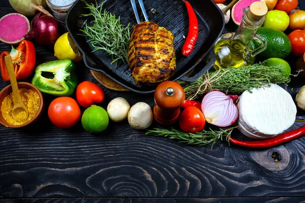 Gegrilltes Rindersteak Und Gemüse Auf Dunklem Holztischhintergrund Draufsicht Saftiges Fleischgericht — Stockfoto