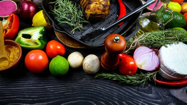 Filete Striploin Parrilla Con Especias Verduras Sartén Hierro Fondo Alimenticio — Foto de Stock