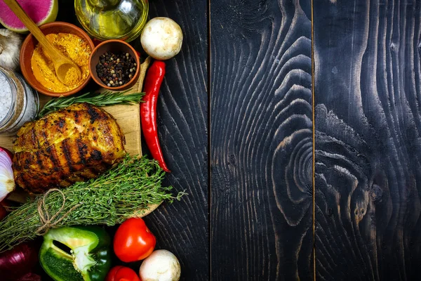 Grillfleisch Mit Gewürzen Und Gemüse Auf Rustikalem Tisch Mit Kopierraum — Stockfoto