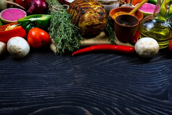 Beef Steak Gemüse Und Gewürze Auf Schwarzem Holz Hintergrund Mit — Stockfoto