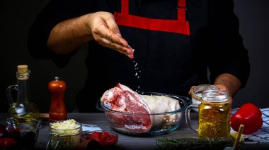 Şefin elleriyle tuz ekliyorum. Lahana turşulu Bavyera usulü domuz budu, acı biber sosu ve bira. Adımlar süreci.