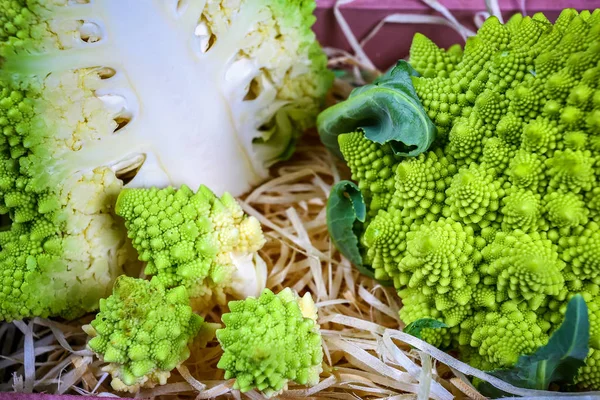 Romanesco Broccoli Broccoli Sorter Blomkål Blandning Det Ser Väldigt Vackert — Stockfoto