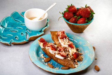 Çilekli bruschetta, fındık ve peynirli camembert. Ev yapımı yemek tarifi geçmişi. Düz üst görünüm, üstten.