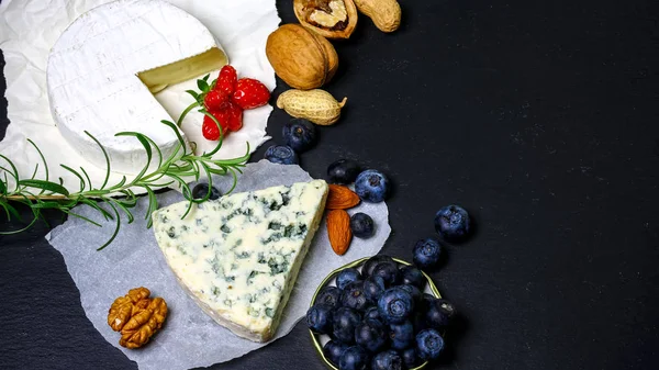 Assorted Cheeses Shale Board Camembert Cheese Blue Mildew Blueberry Strawberries — Stock Photo, Image