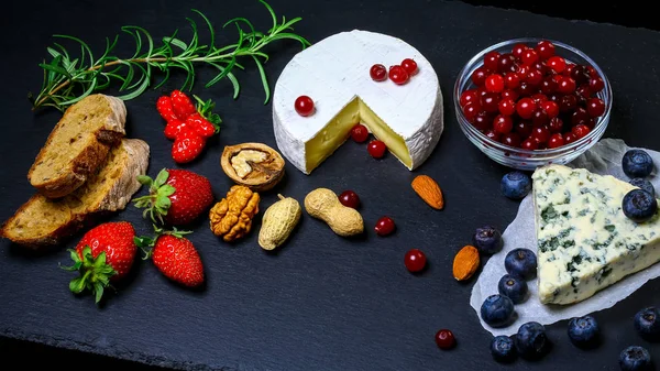 Assorted Cheeses Onon Shale Board Plate Camembert Brie Cheese Walnuts — Stock Photo, Image