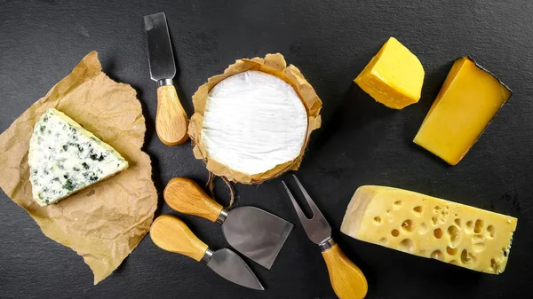 Yiyecek Afişi Küflü Peynir Peynirli Krema Peynirli Peynir Dairesi Şist — Stok fotoğraf
