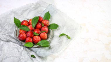 Lezzetli organik erikler yerel pazarda..