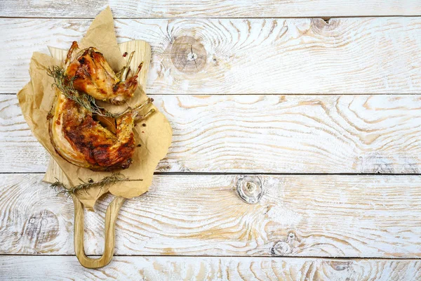 Conejo Asado Asado Con Salsa Crema Agria Con Romero Una —  Fotos de Stock