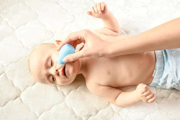 Bebé Pequeño Cae Nariz Concepto Travieso Cuidado Infantil —  Fotos de Stock