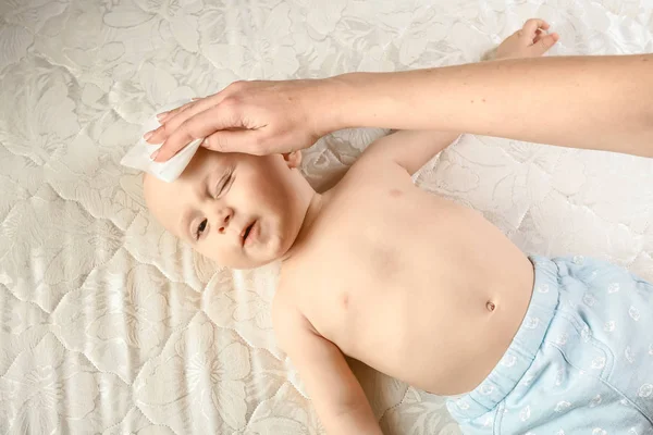 Momy Limpiando Piel Del Bebé Con Pelucas Húmedas Emociones Divertidas — Foto de Stock