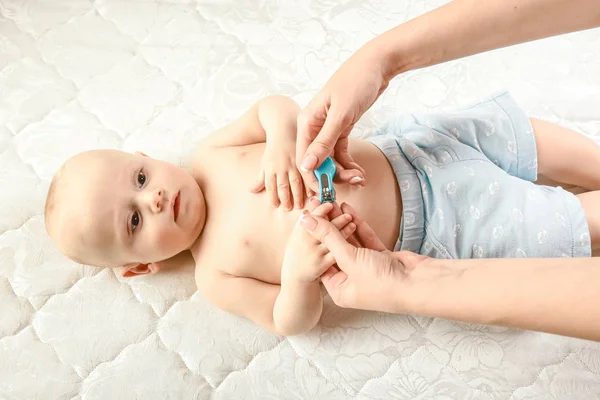 Estiércol Uñas Dedos Para Bebé Mano Lleva Tijera Pequeña Para — Foto de Stock