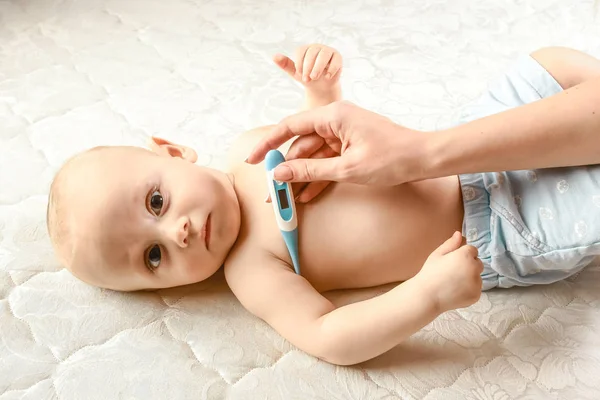 Madre Mide Temperatura Niño Enfermo Cuidado Materno — Foto de Stock