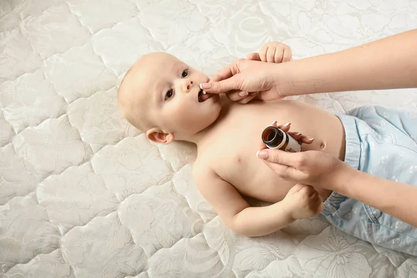 Madre Joven Está Dando Bebé Lindo Píldoras Homeopáticas Tratamiento Para —  Fotos de Stock