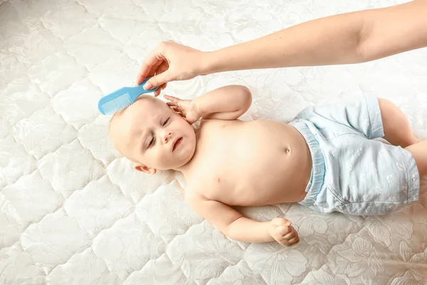 Мать Расчесывает Волосы Своего Младенца Концепция Ухода Новорожденными — стоковое фото