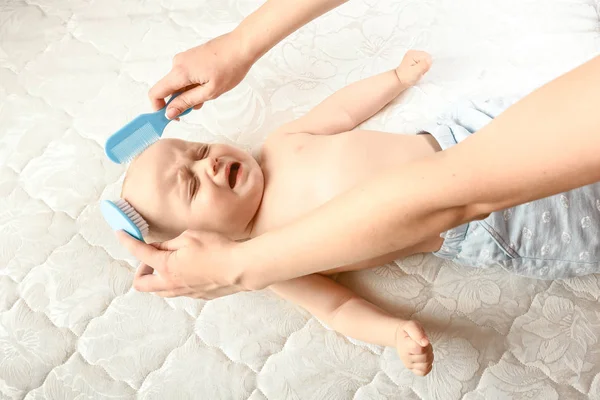 Madre Luchando Contra Cabello Para Bebé Concepto Atención Recién Nacidos —  Fotos de Stock