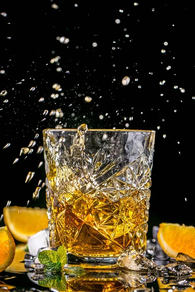 Lahodný Elitní Alkohol Rum Whiskey Tequila Bourbon Kapkami Černém Pozadí — Stock fotografie