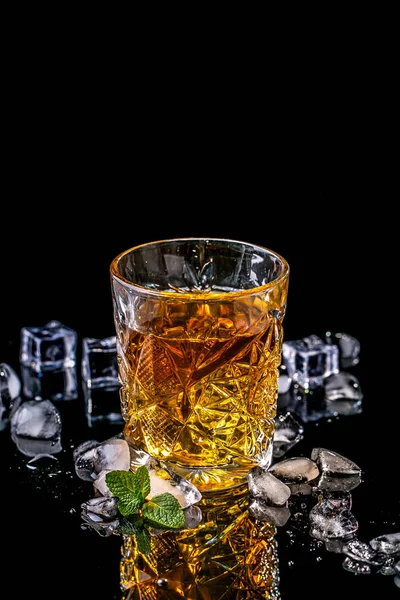 Alkohol Pít Whisky Ledem Mátou Sklenice Koňaku Černém Pozadí Elitní — Stock fotografie