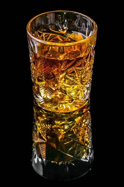 Vaso Whisky Caro Fondo Negro Reflexión Copie Espacio Degustación Del — Foto de Stock