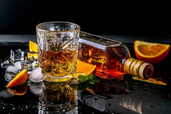 Elitní Nápoj Pro Mužskou Relaxační Sklenici Whisky Láhev Drahé Whisky — Stock fotografie