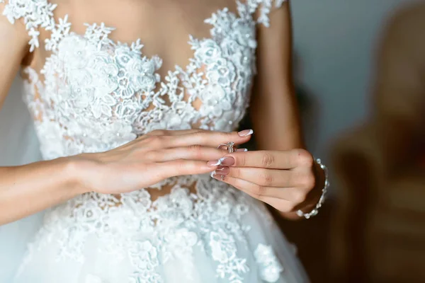Menyasszony Középső Része Jegygyűrűt Próbál Menyasszony Esküvő Koncepció — Stock Fotó