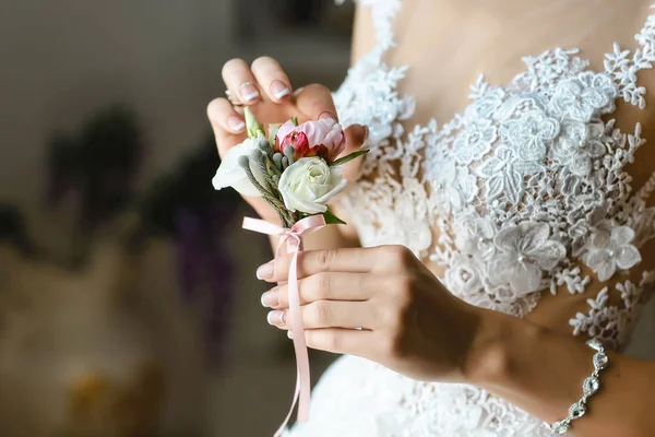 Mulher Noiva Vestido Noiva Renda Elegante Segurando Boutonniere Pequenas Flores — Fotografia de Stock