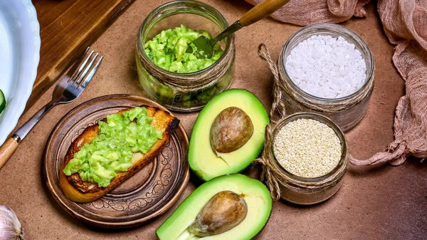 Bruschetta Mit Avocado Gewürzen Roh Bio Frühstück Gesunde Ernährung Ernährungs — Stockfoto