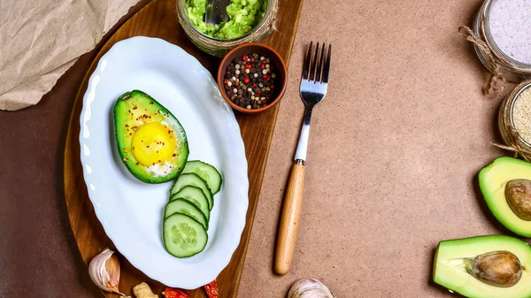 Bruschetta Mit Avocado Gebacken Mit Fitnesskost Superfoods Grünes Frisches Gemüse — Stockfoto